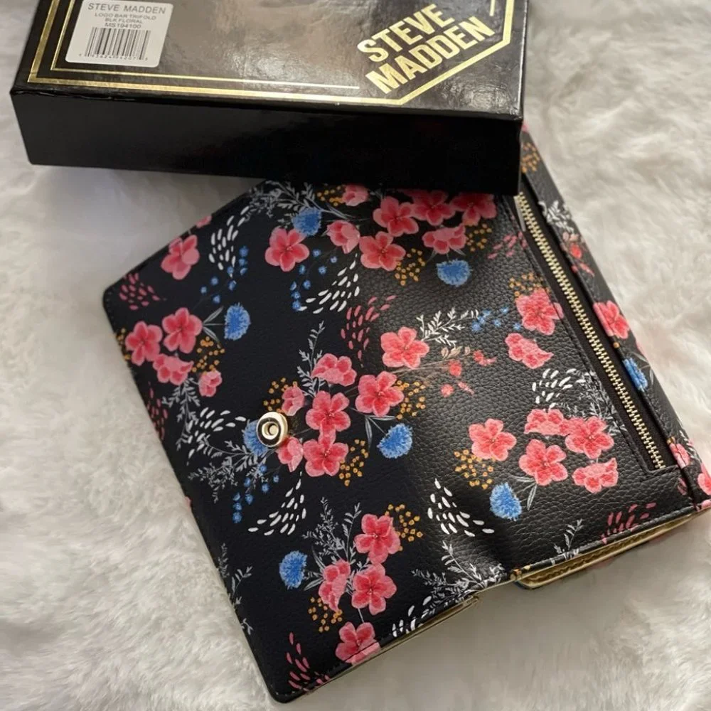 STEVE MADDEN LOGO BAR TRIFOLD WALLET IN GIFT BOX - Picture 11 of 16